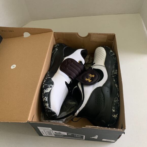 Under Armour GS Zone BB 2 Boy's Size 5Y Sneaker Shoes White/Black NIB Brand New - Picture 4 of 14